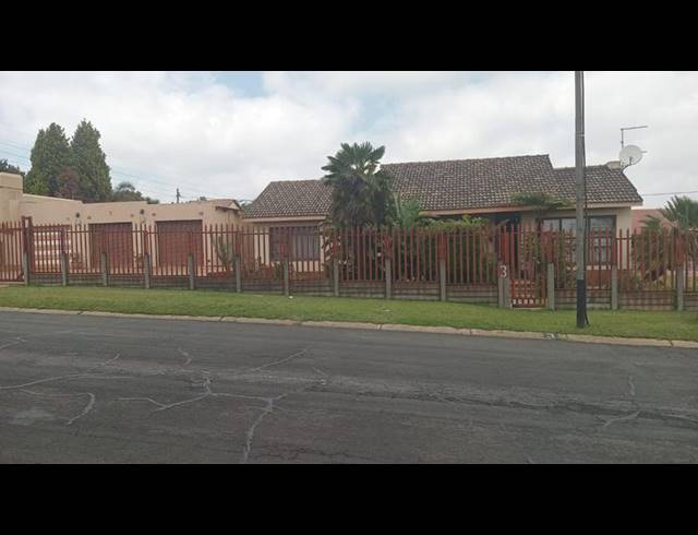 3 BEDROOM HOUSE FOR SALE IN EVANS PARK